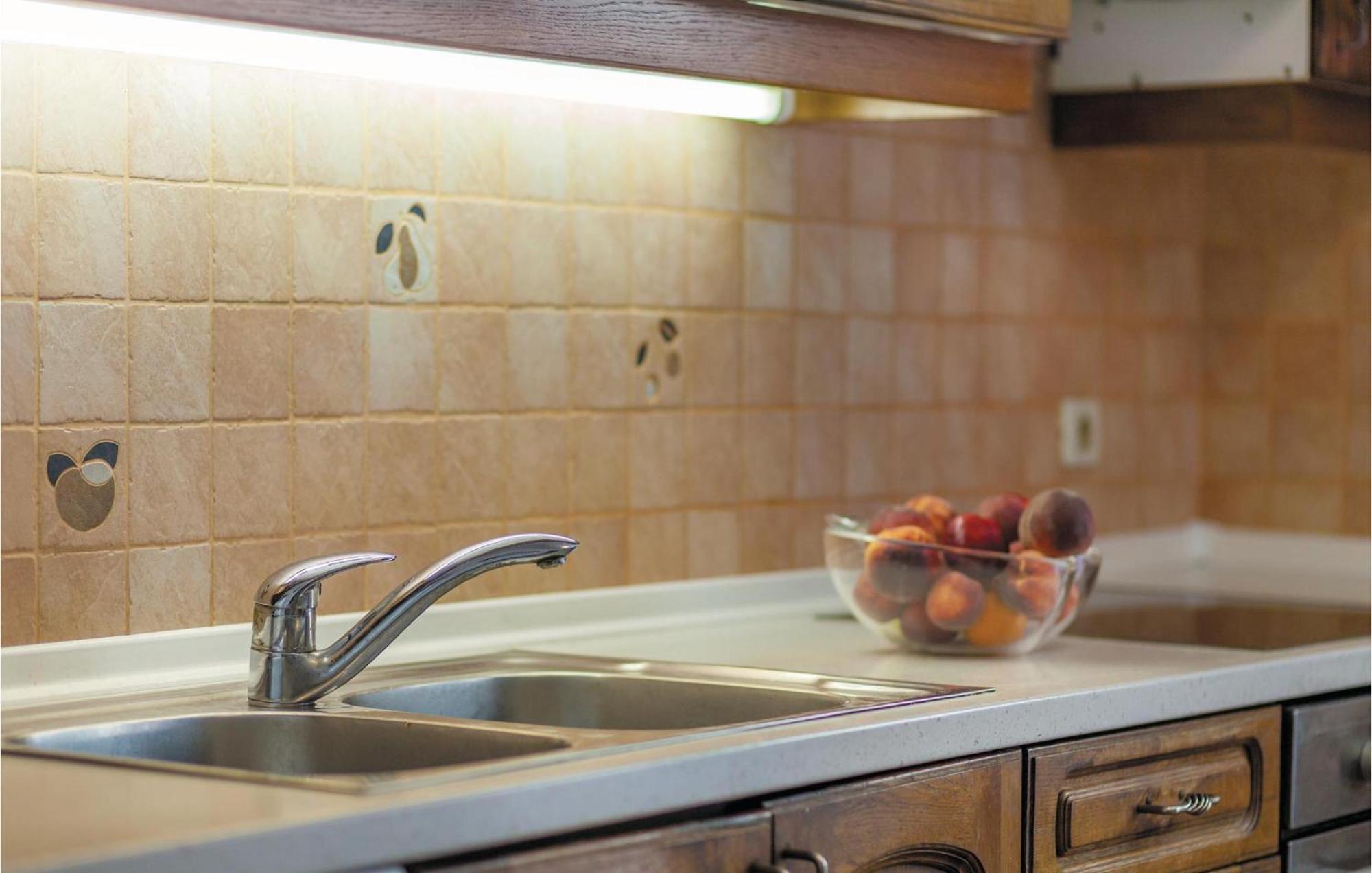 Amazing Home In Podstrana With Kitchen Exterior foto